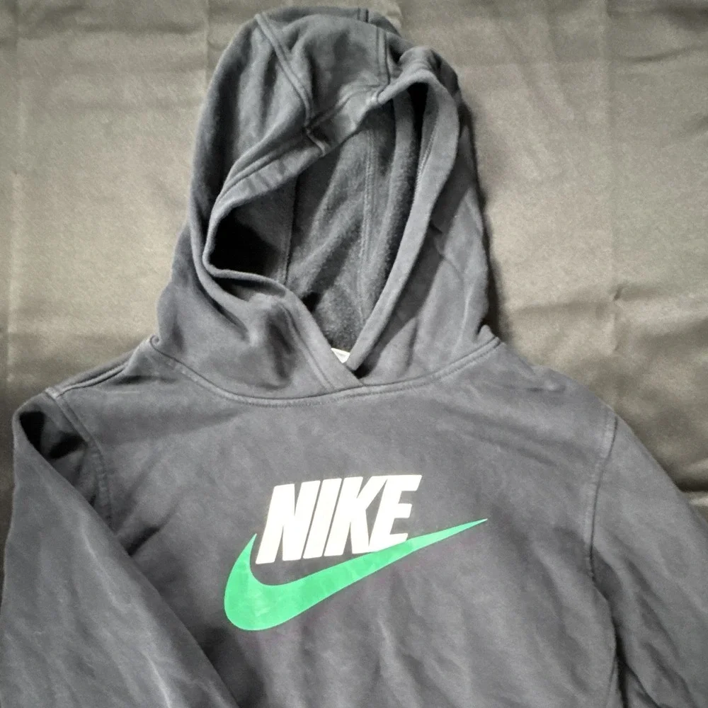 Nike Boys Pullover Hoodie Sweatshirt Black Green Swoosh FD2988-011 Size XL